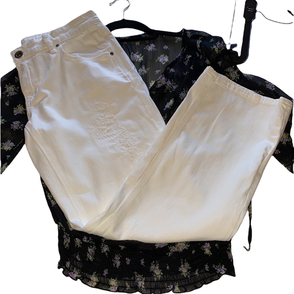 BCBG white distressed denim boyfriend jeans never worn